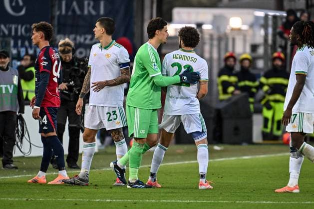 Mile Svilar of AS Roma, Mario Hermoso of AS Roma during Cagliari Calcio vs AS Roma, Italian soccer Serie A match in Cagliari, Italy, December 07 2025  Copyright: xLuigixCanu IPAxSportx xipa-agency.netx xx IPA_68880523 IPA_Agency_IPA68880523
