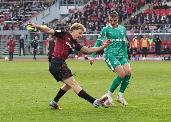 07 12 2025 Soccer Season 2025 2026 2 Soccer Bundesliga 15 Matchday 1 FC Nürnberg FCN Club SpVgg Greuther Fürth Kleeblatt Derby Frankenderby Sportfoto Zink DaMa xdaxmax DFL regulations prohibit any use of photographs as image sequences and or quasi video only for editorial use Piet Scobel 39, 1 FC Nürnberg FCN mit Torschuss