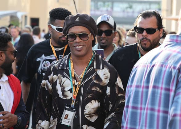 07.12.2025, Yas Marina Circuit, Abu Dhabi, Formula 1 Etihad Airways Abu Dhabi Grand Prix 2025 , im Bild Der brasilianische Fussballer Ronaldinho. (Photo by Alessandro Martellotta Hasan Bratic DeFodi Images) *** 07 12 2025, Yas Marina Circuit, Abu Dhabi, Formula 1 Etihad Airways Abu Dhabi Grand Prix 2025 , in the picture The Brazilian footballer Ronaldinho Photo by Alessandro Martellotta Hasan Bratic DeFodi Images