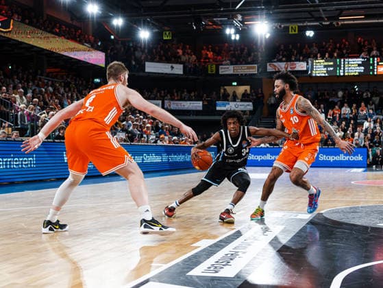 Luc van Slooten RASTA Vechta, 06 and Tevin Brown RASTA Vechta, 10 try to defend Ross Williams Veolia Towers Hamburg, 34 Rasta Vechta vs Veolia Towers Hamburg, Basketball, easyCredit Basketball Bundesliga, Matchday 9, 2025 2026 season, 07 12 2025 Rasta Vechta vs Veolia Towers Hamburg, Basketball, easyCredit Basketball Bundesliga, Matchday 9, 2025 2026 season, 07 12 2025 Vechta Copyright: xEibner-Pressefoto DamianxKruczynx EP_DKI