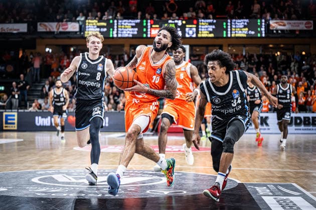 1 Basketball Bundesliga, easyCredit BBL, Season 2025 2026, Men, Main round, 9 Matchday, 07 12 2025, RASTA Vechta Veolia Hamburg Towers Tevin Brown 10 RASTA Vechta in action Vechta RASTA Dome Lower Saxony Germany
