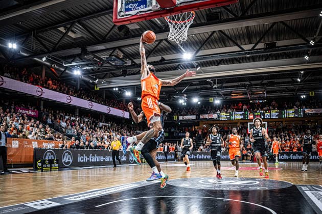 1 Basketball Bundesliga, easyCredit BBL, Season 2025 2026, Men, Main Round, 9 Matchday, 07 12 2025, RASTA Vechta Veolia Hamburg Towers Tevin Brown 10 RASTA Vechta at the Dunk Vechta RASTA Dome Lower Saxony Germany