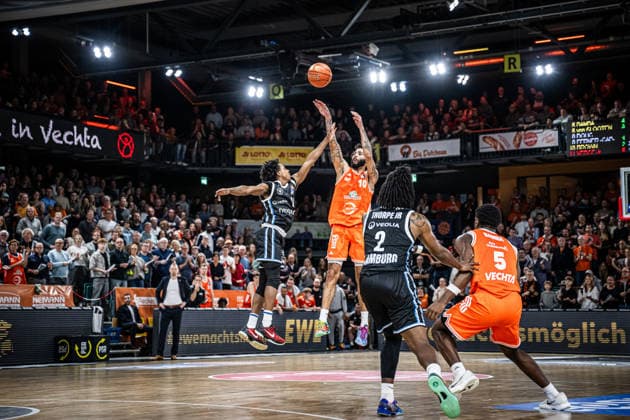 1 Basketball Bundesliga, easyCredit BBL, Season 2025 2026, Men, Main Round, 9 Matchday, 07 12 2025, RASTA Vechta Veolia Hamburg Towers Tevin Brown 10 RASTA Vechta at Jumpshot Vechta RASTA Dome Lower Saxony Germany