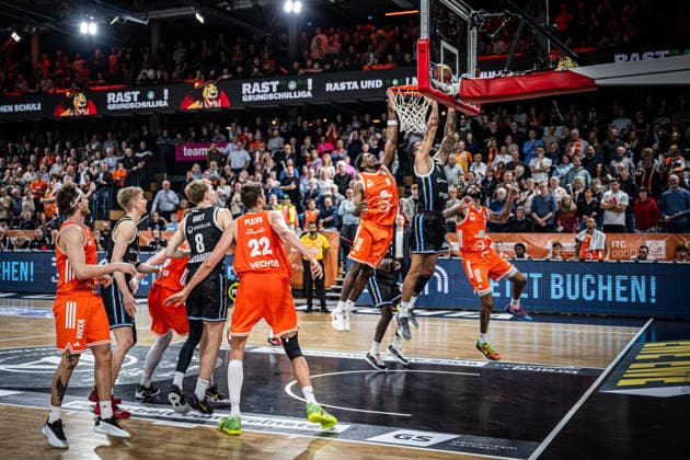 1 Basketball Bundesliga, easyCredit BBL, Season 2025 2026, Men, Main round, 9 Matchday, 07 12 2025, RASTA Vechta Veolia Hamburg Towers Martin Breunig 13 Veolia Towers Hamburg at the basket Vechta RASTA Dome Lower Saxony Germany