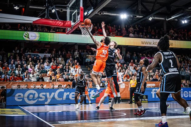 1 Basketball Bundesliga, easyCredit BBL, Season 2025 2026, Men, Main round, 9 Matchday, 07 12 2025, RASTA Vechta Veolia Hamburg Towers Tevin Brown 10 RASTA Vechta at the basket Vechta RASTA Dome Lower Saxony Germany