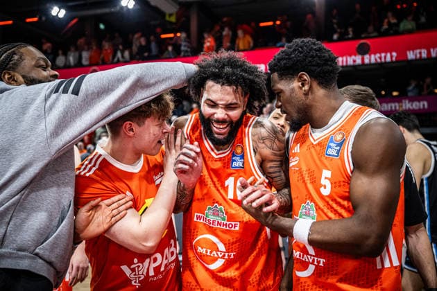 1 Basketball Bundesliga, easyCredit BBL, Season 2025 2026, Men, Main Round, Matchday 9, 07 12 2025, RASTA Vechta Veolia Hamburg Towers Tevin Brown 10 RASTA Vechta shows emotions after the game Vechta RASTA Dome Lower Saxony Germany