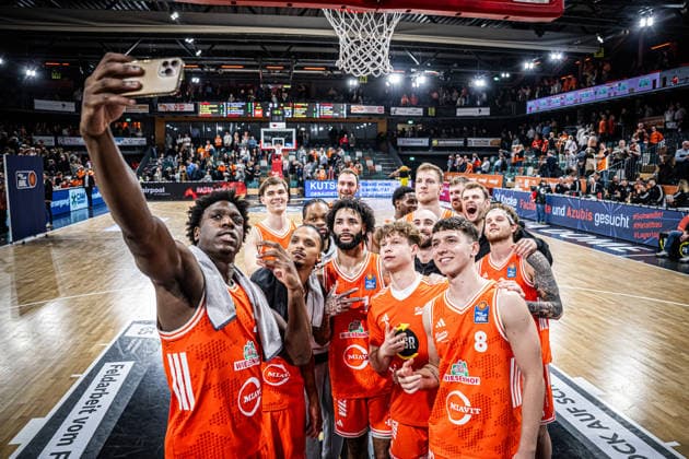 1 Basketball Bundesliga, easyCredit BBL, Season 2025 2026, Men, Main Round, Matchday 9, 07 12 2025, RASTA Vechta Veolia Hamburg Towers The RASTA Vechta team shows emotions after the game Vechta RASTA Dome Lower Saxony Germany