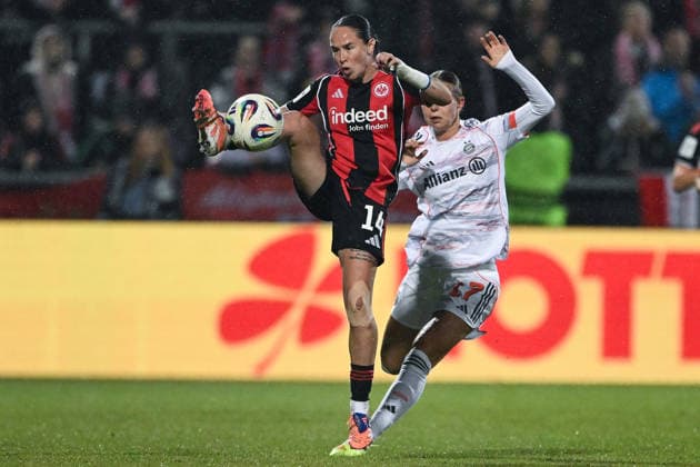 Geraldine Reuteler Eintracht Frankfurt Women, 14 in duel with Klara Bühl FC Bayern Muenchen Women, 17 , GER, Eintracht Frankfurt vs FC Bayern Muenchen, Soccer, Google Pixel Women Bundesliga, Matchday 12, Season 2025 2026, 07 12 2025 DFB REGULATES PROHIBIT ANY USE OF PHOTOGRAPHS AS IMAGE SEQUENCES AND OR QUASI VIDEO GER, Eintracht Frankfurt vs FC Bayern Muenchen, Football, Google Pixel Womens Bundesliga, Matchday 12, Season 2025 2026, 07 12 2025 Frankfurt am Main Copyright: xEibner-Pressefoto FlorianxWiegandx EP_FWD
