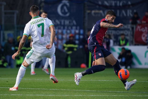 Cagliari Calcio v AS Roma - Serie A Lorenzo Pellegrini of AS Roma and Alessandro Deiola, number 14 of Cagliari Calcio, play during the Serie A TIM match between Cagliari Calcio and AS Roma in Italy on December 6, 2025 Cagliari Italy  Copyright: xAlessandroxToccox originalFilename:alessandro-cagliari251207_npGK1.jpg