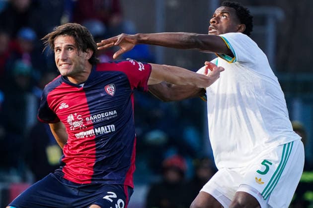 Cagliari Calcio v AS Roma - Serie A Gennaro Borrelli ( 29 Cagliari Calcio) and Evan Ndicka (AS Roma) play during the Serie A TIM match between Cagliari Calcio and AS Roma in Italy on December 6, 2025. Cagliari Italy  Copyright: xAlessandroxToccox originalFilename:alessandro-cagliari251207_npqUS.jpg