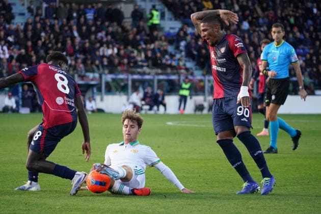 Cagliari Calcio v AS Roma - Serie A Tommaso Baldanzi of AS Roma plays during the Serie A TIM match between Cagliari Calcio and AS Roma in Italy on December 06, 2025. Cagliari Italy  Copyright: xAlessandroxToccox originalFilename:alessandro-cagliari251207_npTFZ.jpg