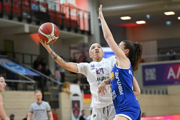 Liz Smith Lions, 24 , Marianna Byvatov Marburg, 9 , Syntainics MBC vs BC Pharmaserv Marburg, Basketball, Women, Bundesliga, Season 2025 26, 10 Matchday, 07 12 2025 Halle SWH Arena Sachsen Anhalt Germany