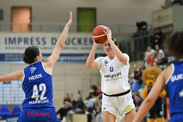 Mia Heide Marburg, 42 , Alexia Allesch Lions, 0 , Syntainics MBC vs BC Pharmaserv Marburg, Basketball, Women, Bundesliga, Season 2025 26, 10 Matchday, 07 12 2025 Halle SWH Arena Sachsen Anhalt Germany