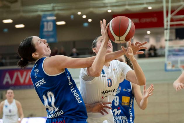 Mia Heide Marburg, 42 , Alexia Allesch Lions, 0 , Syntainics MBC vs BC Pharmaserv Marburg, Basketball, Women, Bundesliga, Season 2025 26, 10 Matchday, 07 12 2025 Halle SWH Arena Sachsen Anhalt Germany