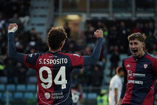 Cagliari Calcio v AS Roma - Serie A Rodriguez and Sebastiano Esposito ( 94 Cagliari Calcio) celebrate during the Serie A TIM match between Cagliari Calcio and AS Roma in Italy on December 6, 2025. Cagliari Italy  Copyright: xAlessandroxToccox originalFilename:alessandro-cagliari251207_npRXs.jpg