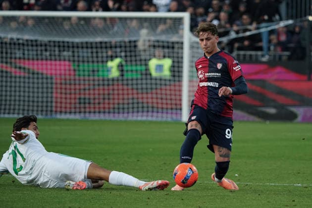 Cagliari Calcio v AS Roma - Serie A Sebastiano Esposito ( 94 Cagliari Calcio) and Dybala play during the Serie A TIM match between Cagliari Calcio and AS Roma in Italy, on December 6, 2025. Cagliari Italy  Copyright: xAlessandroxToccox originalFilename:alessandro-cagliari251207_npxTi.jpg