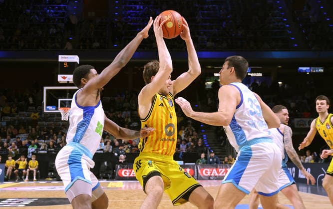 William Christmas, Malte Delow on the ball, Ryan Hawkins duel Game scene Action Sport Basketball BBL Bundesliga Men 7 Matchday Season 2025 2026 07 12 2025 ALBA Berlin vs Frankfurt Skyliners