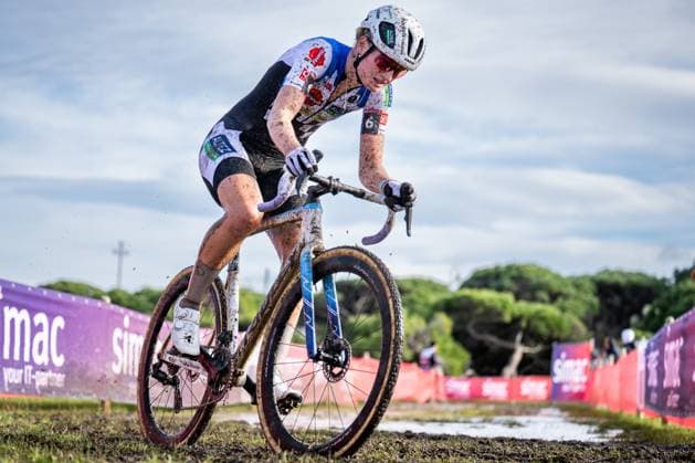 Dutch Leonie Bentveld pictured in action during the women s elite race of the Cyclocross World Cup, in Terralba, Sardinia, Italy, Sunday 07 December 2025, stage 3 (out of 12) in the World Cup of the 2026-2027 season. DAVIDxPINTENS  x147215378x