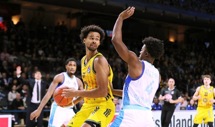 Norris Agbakoko on the ball, Nahiem Alleyne duel Game scene Action Sport Basketball BBL Bundesliga Men 7 Matchday Season 2025 2026 07 12 2025 ALBA Berlin vs Frankfurt Skyliners