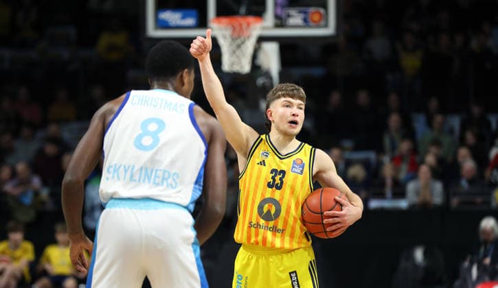 William Christmas, Bennet Hundt pointing, gesturing action upper body Sports Basketball BBL Bundesliga Men 7 Matchday Season 2025 2026 07 12 2025 ALBA Berlin vs Frankfurt Skyliners