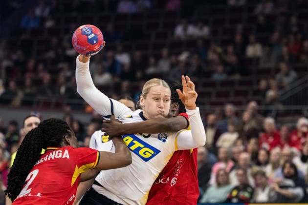 251207 Vilma Pegado Nenganga and Juliana JosÃ Machado of Angola and Emma Lindqvist of Sweden during the 2025 IHF Women™s World Championship handball match between Angola and Sweden on December 7, 2025 in Dortmund Photo Emma Wallskog BILDBYRAN COP 320 EW0607 handball handboll handball bbeng vm handball vm handbolls vm ihf handball world championship world handball championship 2025 world championship 2025 angola sverige sweden dam bbauto  Copyright: EMMAxWALLSKOG BB251207EW010