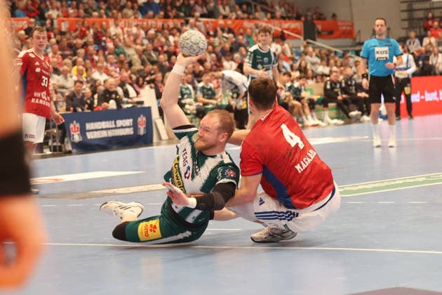 Handball Daikin Handball Bundesliga 2025 2026 Handball Sport Verein Hamburg vs ThSV Eisenach Peter Walz Eisenach ,successful goal throw,Andreas Magaard Hamburg , Sporthalle Hamburg Hamburg
