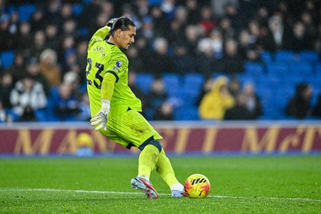 Brighton & Hove Albion v West Ham United - Premier League Alphonse Areola, goalkeeper of West Ham, takes a goal kick during the Premier League match between Brighton and Hove Albion and Aston Villa at the American Express Community Stadium in Brighton and Hove, on December 7, 2025. Brighton and Hove East Sussex United Kingdom  Copyright: xMIxNewsx originalFilename:fletcher-brighton251207_nprr8.jpg