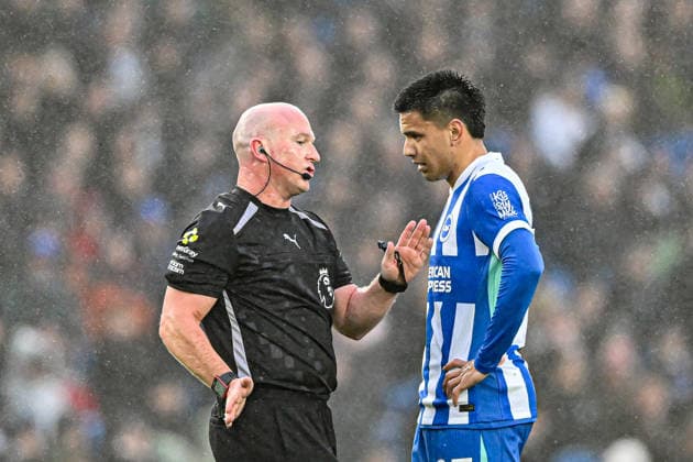 Brighton & Hove Albion v West Ham United - Premier League Referee Simon Hooper speaks with Diego Gomez of Brighton & Hove Albion during the Premier League match between Brighton & Hove Albion and Aston Villa at the American Express Community Stadium in Brighton and Hove, on December 7, 2025. Brighton and Hove East Sussex United Kingdom  Copyright: xMIxNewsx originalFilename:fletcher-brighton251207_nps7a.jpg