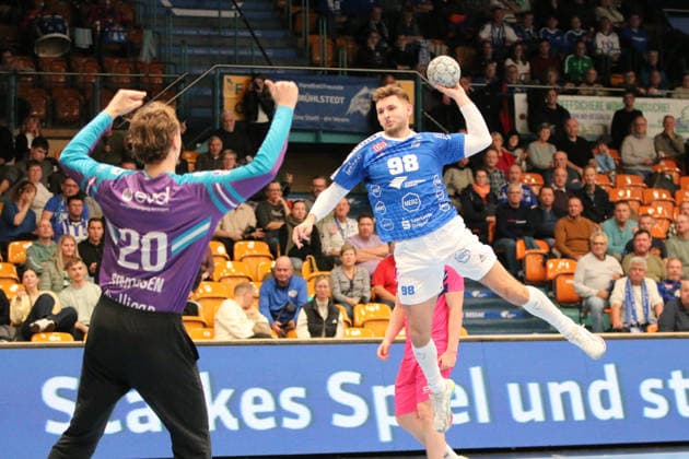 07 12 2025 Handball Men 2025 2026 2 Bundesliga 14 Matchday Dessau Roßlauer HV 06 TSV Bayer Dormagen 1920 Anhalt Arena Dessau Yannick Marcos Pust Dessau, 98, blue at goal throw Christian Simonsen Dormagen, 20, purple stands in goal Dessau Roßlau Saxony Anhalt Germany