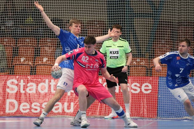 07 12 2025 Handball Men 2025 2026 2 Bundesliga 14 Matchday Dessau Roßlauer HV 06 TSV Bayer Dormagen 1920 Anhalt Arena Dessau Jan Schmidt Dormagen, 42, pink on the ball Luka Baumgart Dessau, 17, blue stands behind him Dessau Roßlau Saxony Anhalt Germany
