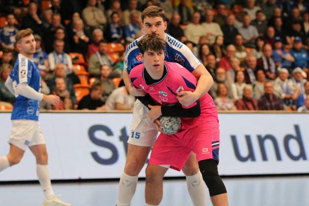 07 12 2025 Handball Men 2025 2026 2 Bundesliga 14 Matchday Dessau Roßlauer HV 06 TSV Bayer Dormagen 1920 Anhalt Arena Dessau Marcel Nowak Dessau, 15, blue clutching Luca Krist Dormagen, 2, pink Dessau Roßlau Saxony Anhalt Germany