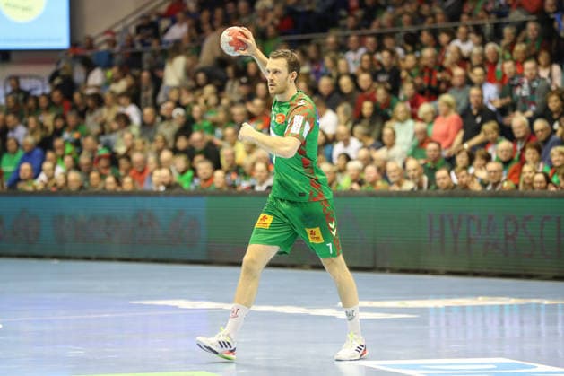 07 12 2025, xgox, Handball Daikin HBL SC Magdeburg FRISCH AUF Göppingen emspor, v l Felix Claar Magdeburg, 7 am Ball, plays the ball Magdeburg