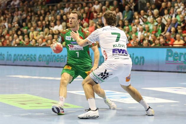07 12 2025, xgox, Handball Daikin HBL SC Magdeburg FRISCH AUF Göppingen emspor, v l Felix Claar Magdeburg, 7 , Victor Kloeve Goeppingen, 7 duel, duel, fight, tackle Magdeburg
