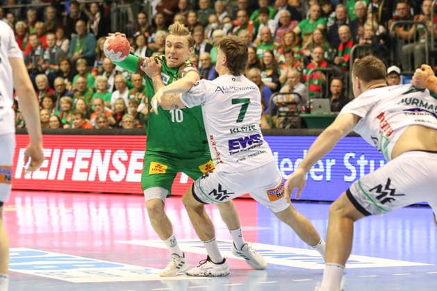 07 12 2025, xgox, Handball Daikin HBL SC Magdeburg FRISCH AUF Göppingen emspor, v l Gisli Thorgeir Kristjansson Magdeburg, 10 , Victor Kloeve Goeppingen, 7 duel, duel, fight, tackle Magdeburg