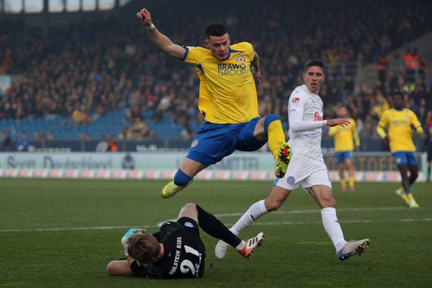 Braunschweig vs Kiel, 2 BL Braunschweig, 07 12 2025, FUßBALL Eintracht Braunschweig vs Holstein Kiel, 2 BL, Season 2025 26 Erencan Yardimici Eintracht Braunschweig , Goalkeeper Jonas Krumrey Holstein Kiel Braunschweig