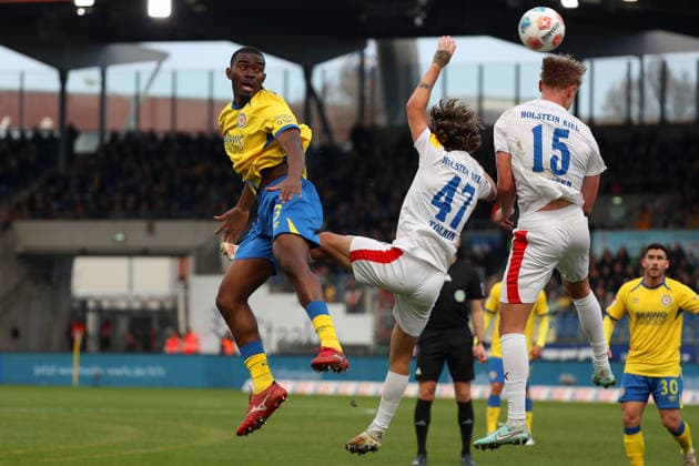 Braunschweig vs Kiel, 2 BL Braunschweig, 07 12 2025, FOOTBALL Eintracht Braunschweig vs Holstein Kiel, 2 BL, Season 2025 26 Patrick Nkoa Eintracht Braunschweig , John Tolkin Holstein Kiel Braunschweig
