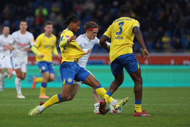 Braunschweig vs Kiel, 2 BL Braunschweig, 07 12 2025, FUßBALL Eintracht Braunschweig vs Holstein Kiel, 2 BL, Season 2025 26 Sidi SanÃ Eintracht Braunschweig , Jonas Therkelsen Holstein Kiel Braunschweig