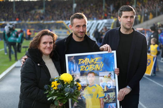 Braunschweig vs Kiel, 2 BL Braunschweig, 07 12 2025, FUßBALL Eintracht Braunschweig vs Holstein Kiel, 2 BL, Season 2025 26 Eintracht Braunschweig President Nicole Kumpis , Robin Krause, Sports Director Benjamin Kessel Eintracht Braunschweig Braunschweig