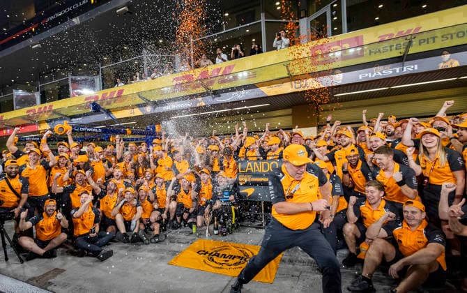 FORMULA ONE ABU DHABI GRAND PRIX 2025 Lando Norris 4 (GBR), McLaren MCL39 celebrates winning the drivers championship and Zak Brown, CEO McLaren Racing runs to escape the champagne during Race Day at the Formula One Etihad Airways Abu Dhabi Grand Prix 2025 at the Yas Marina Circuit, Yas Island, United Arab Emirates on 7 December 2025 Credit: Phil Duncan Every Second Media Editorial use only. All images are copyright Every Second Media Limited. No images may be reproduced without prior permission. Copyright: xIMAGO EveryxSecondxMediax ESM-1695-0050 PhilxDuncanx xEveryxSecondxMediax