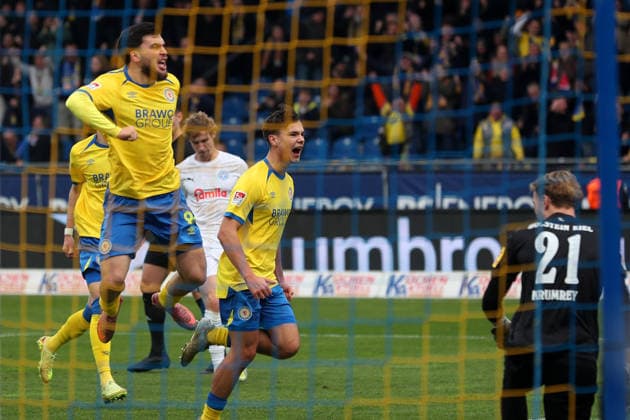 Braunschweig vs Kiel, 2 BL Braunschweig, 07 12 2025, FOOTBALL Eintracht Braunschweig vs Holstein Kiel, 2 BL, Season 2025 26 Mehmet Can Aydin Eintracht Braunschweig celebrates with teammates after his penalty goal to make it 1 0 Braunschweig