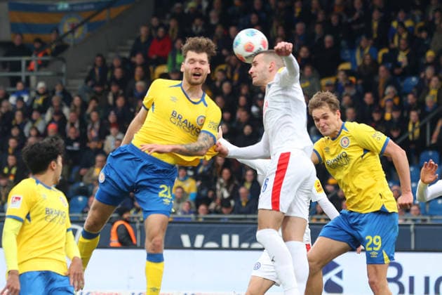 Braunschweig vs Kiel, 2 BL Braunschweig, 07 12 2025, FUßBALL Eintracht Braunschweig vs Holstein Kiel, 2 BL, Season 2025 26 Kevin Ehlers Eintracht Braunschweig , Marko Ivezic Holstein Kiel , Lukas Frenkert Eintracht Braunschweig Braunschweig