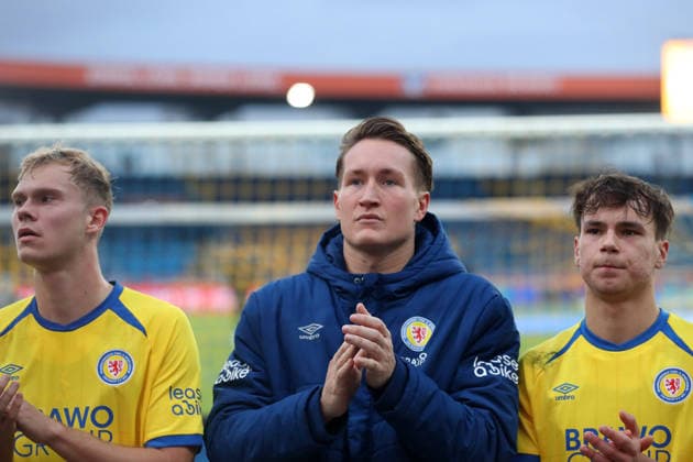 Braunschweig vs Kiel, 2 BL Braunschweig, 07 12 2025, FUßBALL Eintracht Braunschweig vs Holstein Kiel, 2 BL, Season 2025 26 Louis Breunig Eintracht Braunschweig , Goalkeeper Ron Thorben Hoffmann Eintracht Braunschweig , Max Marie Eintracht Braunschweig Braunschweig