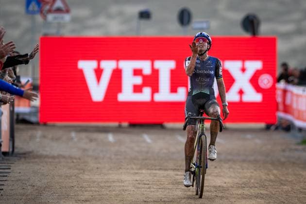 Dutch Lucinda Brand celebrates as she crosses the finish line to win the women s elite race of the Cyclocross World Cup, in Terralba, Sardinia, Italy, Sunday 07 December 2025, stage 3 (out of 12) in the World Cup of the 2026-2027 season. DAVIDxPINTENS  x147217049x
