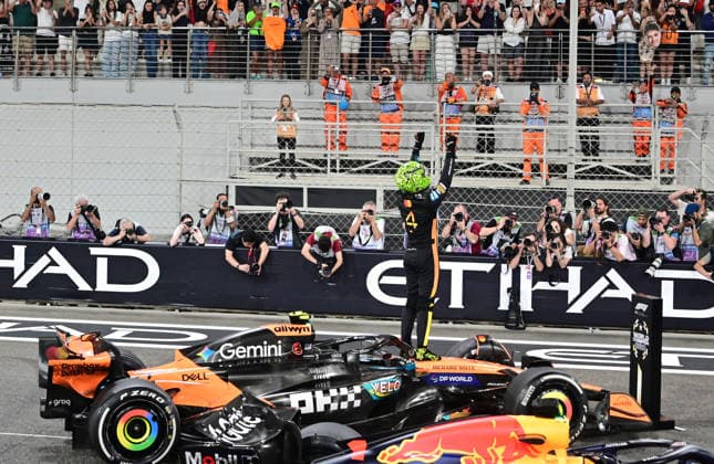 Formula 1 Etihad Airways Abu Dhabi Grand Prix 2025 07 12 2025, Yas Marina Circuit, Abu Dhabi, Formula 1 Etihad Airways Abu Dhabi Grand Prix 2025 , pictured The new Formula 1 World Champion 2025, Lando Norris GBR , McLaren F1 Team nordphotoxGmbHx xBratic nph00250