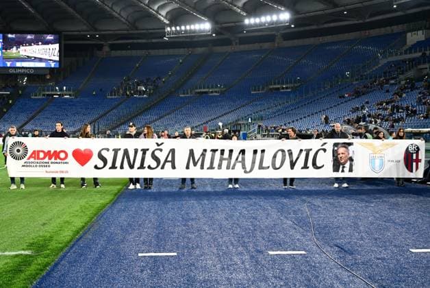 Foto IPP Cavaliere Emiliano. Roma 07 12 2025. Calcio Campionato Serie A 2025-2026. Lazio - Bologna. Nella foto: un ricordo per Sinisa Mihajlovic. Italy Photo Press - World Copyright italy ITALY  Copyright: xR4924_italyphotopressx