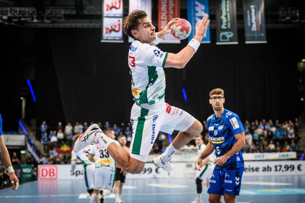 Lucas Krzikalla SC DHfK Leipzig, 08 Jump into the circle, right behind, out of focus Antonio Serradilla TVB Stuttgart, 05 GER, TVB Stuttgart SC DHfK Leipzig, DAIKIN HBL, Handball, Bundesliga, 15 Matchday, Season 2025 2026, 07 12 2025 GER, TVB Stuttgart SC DHfK Leipzig, DAIKIN HBL, Handball, Bundesliga, 15 Matchday, Season 2025 2026, 07 12 2025 Stuttgart Copyright: xSandyxDinkelackerx EP_SDR