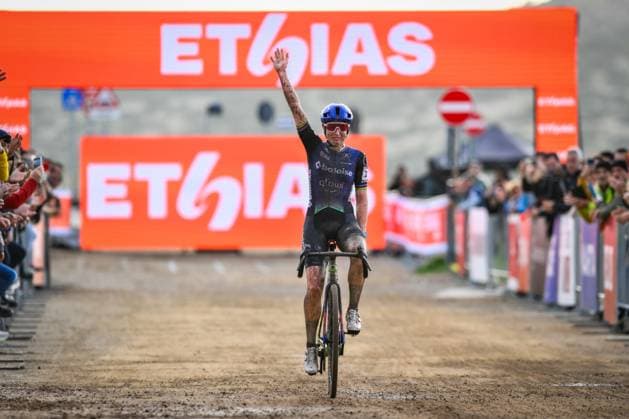 Dutch Lucinda Brand celebrates as she crosses the finish line to win the women s elite race of the Cyclocross World Cup, in Terralba, Sardinia, Italy, Sunday 07 December 2025, stage 3 (out of 12) in the World Cup of the 2026-2027 season. DAVIDxPINTENS  x147217680x