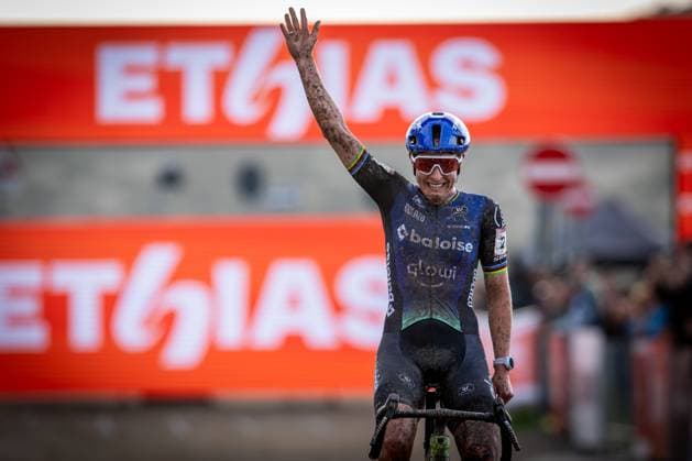 Dutch Lucinda Brand celebrates as she crosses the finish line to win the women s elite race of the Cyclocross World Cup, in Terralba, Sardinia, Italy, Sunday 07 December 2025, stage 3 (out of 12) in the World Cup of the 2026-2027 season. DAVIDxPINTENS  x147217686x