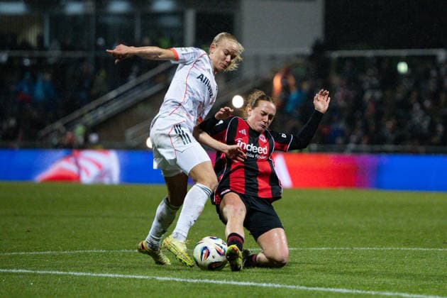 Pernille Harder FC Bayern Muenchen Women, 21 in duel with Lisanne Graewe Eintracht Frankfurt Women, 08 , GER, Eintracht Frankfurt vs FC Bayern Muenchen, Soccer, Google Pixel Women Bundesliga, Matchday 12, Season 2025 2026, 07 12 2025 DFB REGULATES PROHIBIT ANY USE OF PHOTOGRAPHS AS IMAGE SEQUENCES AND OR QUASI VIDEO GER, Eintracht Frankfurt vs FC Bayern Muenchen, Football, Google Pixel Womens Bundesliga, Matchday 12, Season 2025 2026, 07 12 2025 Frankfurt am Main Copyright: xEibner-Pressefoto FlorianxWiegandx EP_FWD