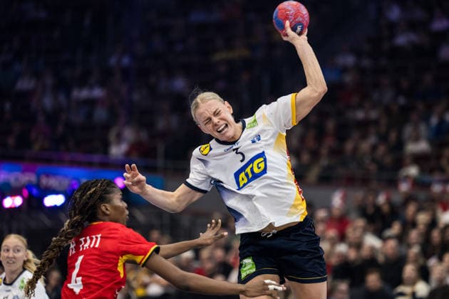 251207 Marcela Goncalves Tati of Angola and Nina Koppang of Sweden during the 2025 IHF Women™s World Championship handball match between Angola and Sweden on December 7, 2025 in Dortmund Photo Emma Wallskog BILDBYRAN COP 320 EW0607 handball handball handball handball handball bbeng vm handball vm handbolls vm ihf handball world championship world handball championship 2025 world championship 2025 angola sverige sweden dam bbeng bbauto sverige sweden  Copyright: EMMAxWALLSKOG BB251207EW027